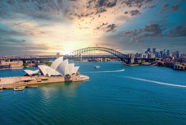 Opera House en Harbour Bridge in Sydney Australië bij zonsondergang