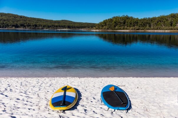 Supboard op het strand van Lake McKenzie op Fraser Island Queensland Australië
