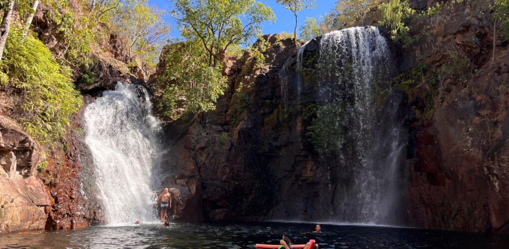 Mensen zwemmen in de waterpoel bij de Florence Falls in Litchfield
