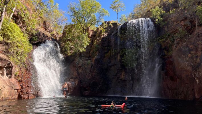 Mensen zwemmen in de waterpoel bij de Florence Falls in Litchfield