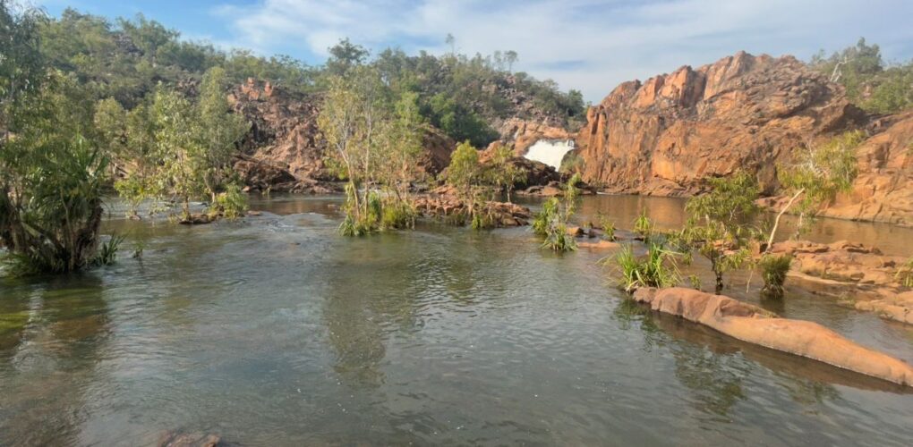 Zicht op de grote watervall in de Upper Edith Falls