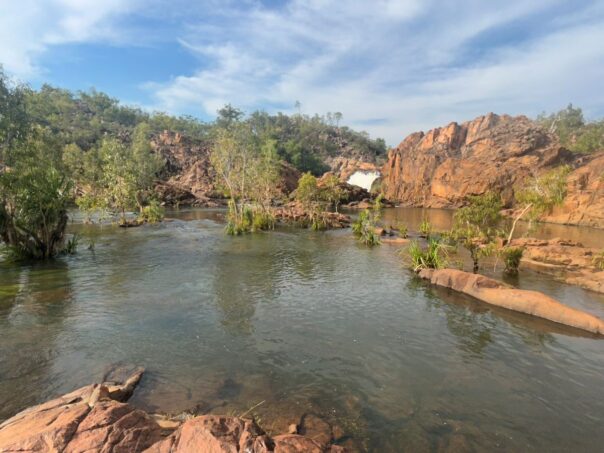 Zicht op de grote watervall in de Upper Edith Falls