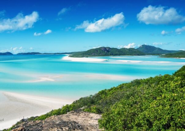 Zicht vanaf Whitehaven Beach in de Whitsundays met hagelwit zand