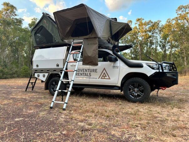 Adventure Rentals Toyota Hilux 4WD dubbele daktent geopend en via een trapje aan de buitekant bereikbaar