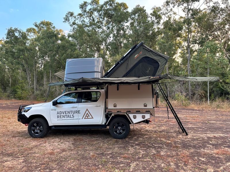 Adventure Rentals Toyota Hilux 4WD Dubbele Daktent passagierszijde