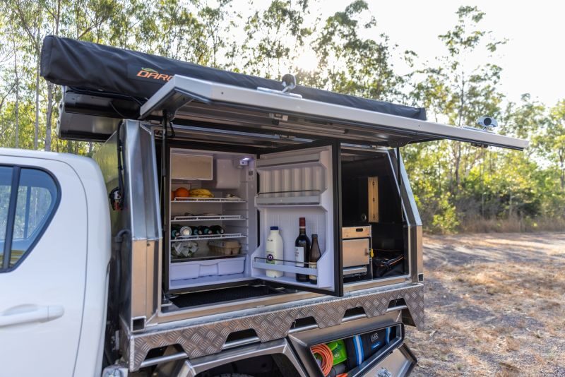Adventure Rentals Toyota Hilux 4WD dubbele daktent en geopende koelkast