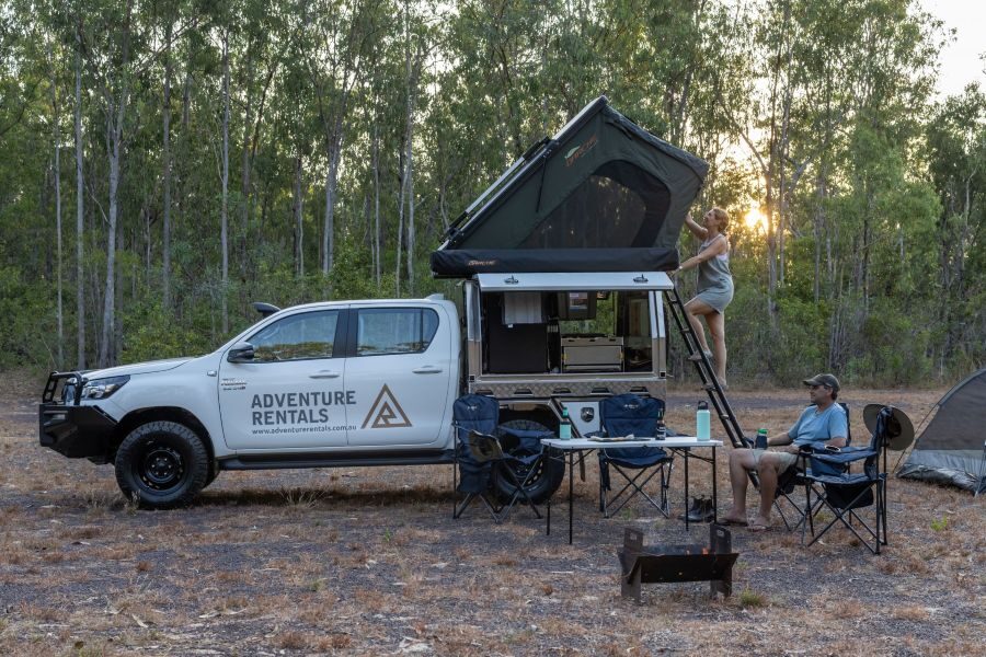 Adventure Rentals Toyota Hilux 4WD enkele daktent wordt opengezet door een vrouw