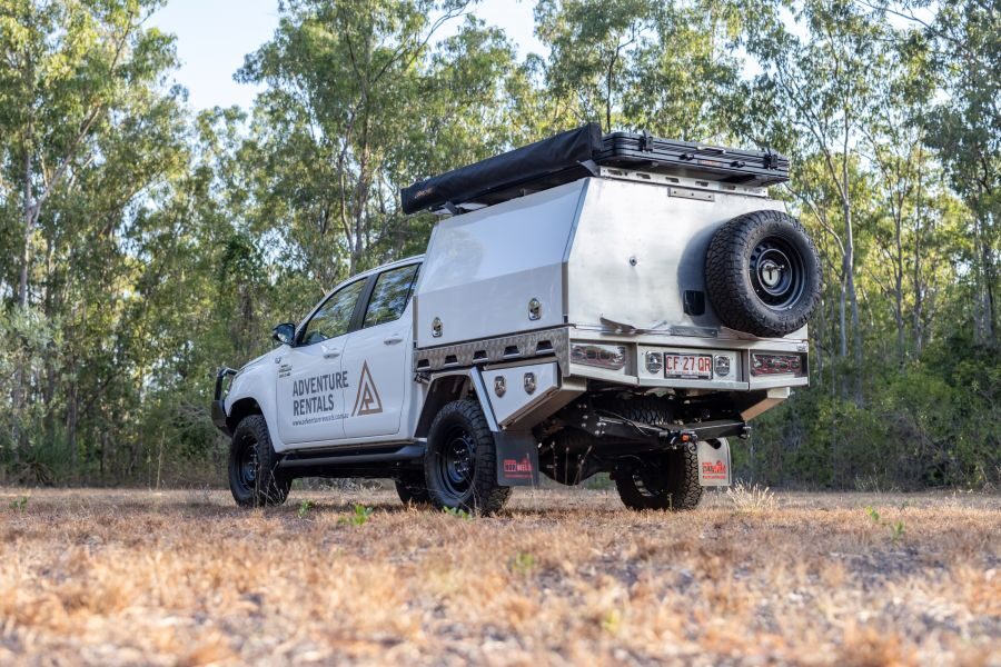 Adventure Rentals Toyota Hilux 4WD met enkele daktent staat geparkeerd met de achterzijde in beeld