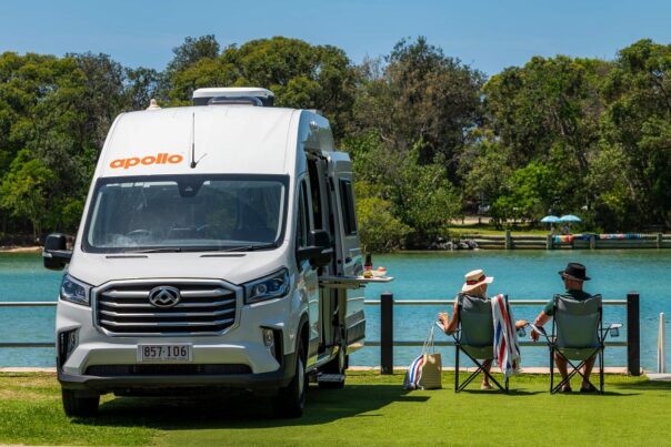 Vrouw en man zitten buiten bij de Apollo Euro Mini in New South Wales