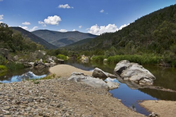 Rivier in Kosciuszko National Park met bergen eromheen