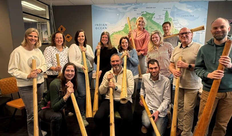 Campers Down Under team samen op de foto met didgeridoos