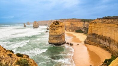 De rotsen van de Twelve Apostles steken omhoog uit de zee langs de Great Ocean Road Victoria