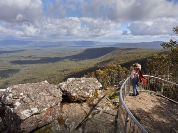 Weids uitzicht over de Grampians vanaf de Victoria Reed Lookout