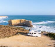 Apollo Euro Deluxe camper staat geparkeerd langs de Great Ocean Road