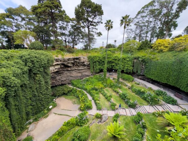Blik in de verzonken tuin in de Umpherston Sinkhole in South Australia Mount Gambier